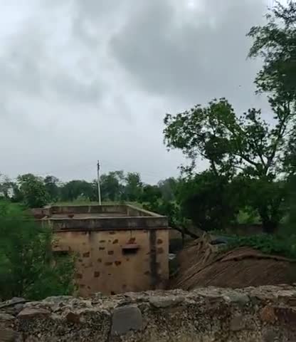 लक्ष्मणगढ़: entera ganv me barish hoti hui 
laxmangarh alwar#एसएसबी #﻿@