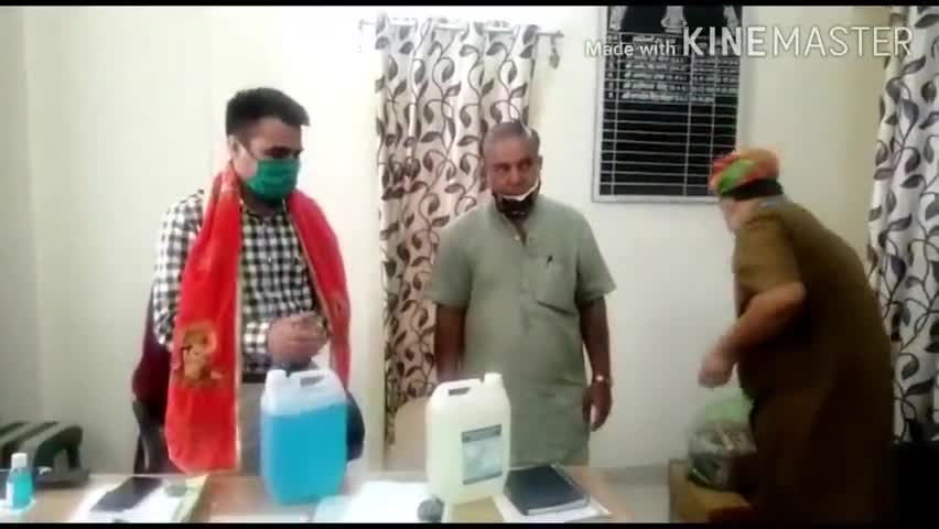 श्रीमाधोपुर: खंडेला कस्बे में भामाशाह अमित शर्मा ने कोविड केयर सेंटर के लिए एसडीएम को उपलब्ध कराई आवश्यक सामग्री #sdm #भामाशाह