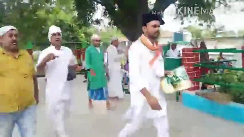 जेल में बन्द डाक्टर कफील की #रिहाई को लेकर कांग्रेस प्रवक्ता साथीयो संग जहाँगीर दादा के मज़ार पर की चादर पोशी की दुआ।