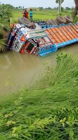 अस्थावां: #Asthawan block ke Malti gram ke nazdiki BED college ke nikat chimani par se aati truck et se ladi gadi palti mardi.