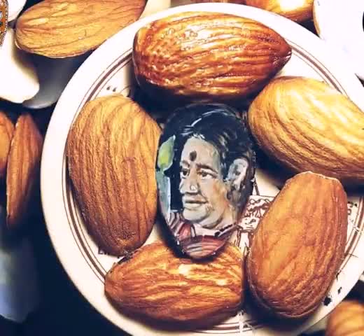 लखीमपुर: जिले के आर्टिस्ट अमन गुलाटी ने बादाम पर दिवंगत सुषमा स्वराज जी का चित्र बनाकर उन्हें श्रद्धांजलि दी #सुषमा_स्वराज