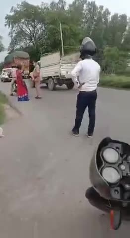 मोहनलालगंज: खुजौली चौकी पर तैनात पुलिसकर्मियों व महिला के बीच हुई झड़प का वीडियो हुआ वायरल, DCP साउथ ने कही जांच की बात #dcp