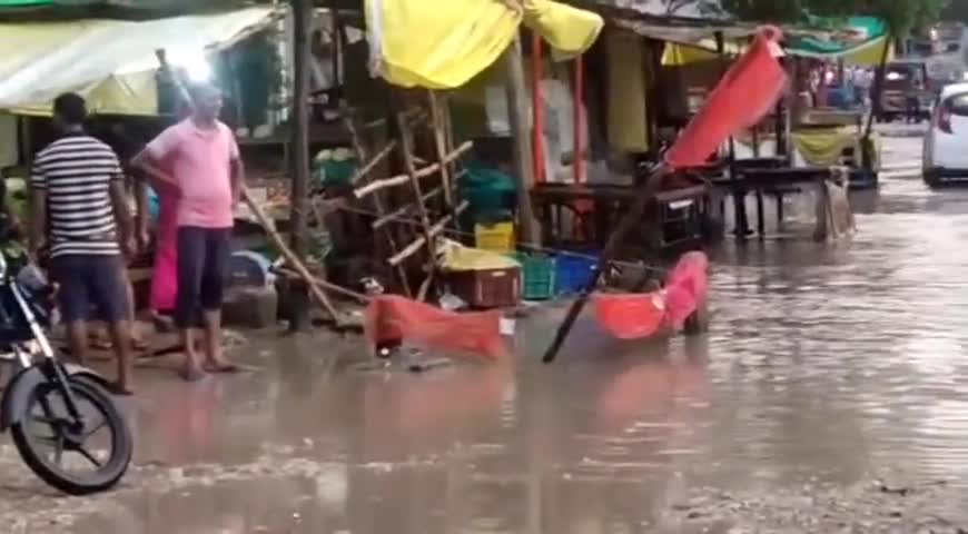 मड़ियाहू: ग्राम पंचायत रामपुर के बरसठी तिराहे पर जल निकासी नहीं होने के कारण भरा पानी, आने-जाने में हो रही परेशानी #जलजमाव