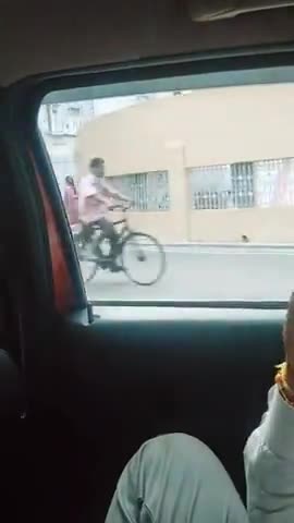 नवाबगंज: #mantri aawas ki security Police karmi gate per andar aane wale aur bahar jaane wale Sabhi per najar rakhte hue