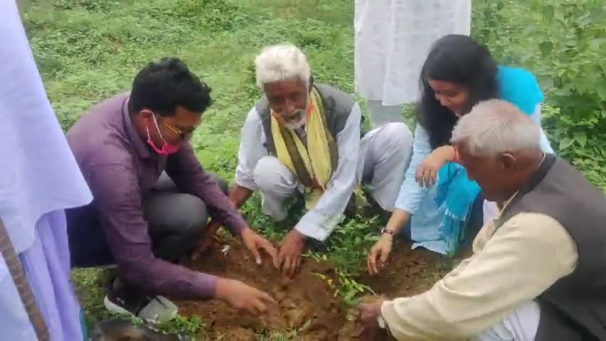 #पांकि 
एक ऐसा स्थल  रमणीय ,प्राकृतिक सौंदर्य से लबरेज #गौरीदह जो अपने आप मे अलौकिक है 
भाईओं के साथ वृक्षारोपण की