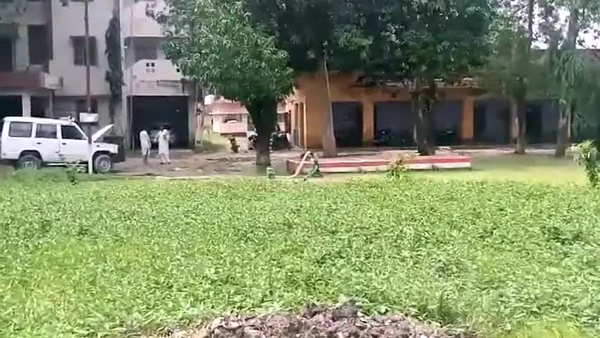 महराजगंज: महाराजगंज थाना परिसर में जलजमाव निकासी के लिए नगर पंचायत अधिकारी द्वारा चलाया जा रहा इलेक्ट्रिक पंप #जलजमाव