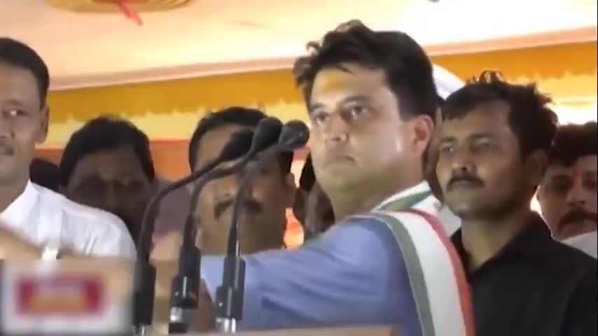 खुद अपनी छोड़ के नैय्या घरभेदी भैया,
अब दूजे की उंगली पे अब नांचे ताता थैय्या |

#गद्दार