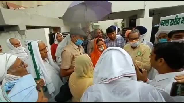 पानीपत: किसान यूनियन ने आज सांसद संजय भाटिया के आवास पर रोष प्रदर्शन करते हुए सौंपा ज्ञापन #किसान_यूनियन