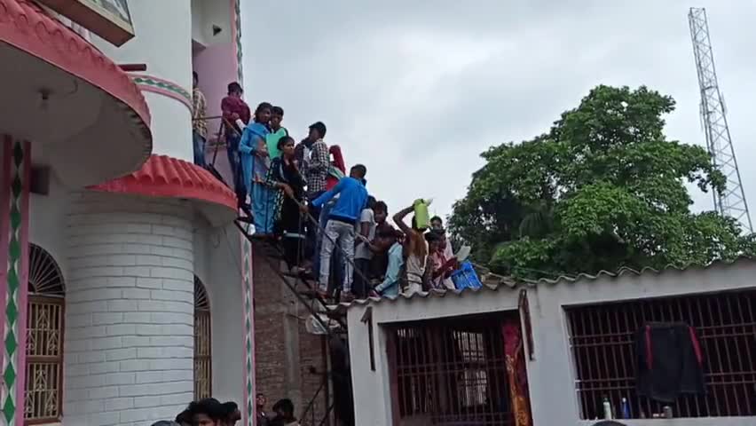सकरा: रूपनपट्टी कौशल नेहरू युवा केंद्र पर छात्रों द्वारा सोशल डिस्टेंसिंग का नहीं किया गया पालन #सोशल_डिस्टेंसिंग