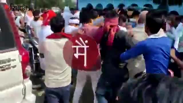 बाढ़ पीड़ितों ने भाजपा के सांसद की ठुकाई करी!

हम बिहार के लोग अहिंसा में विश्वास रखते हैं ! #बोले_बिहार_बदलो_सरकार
