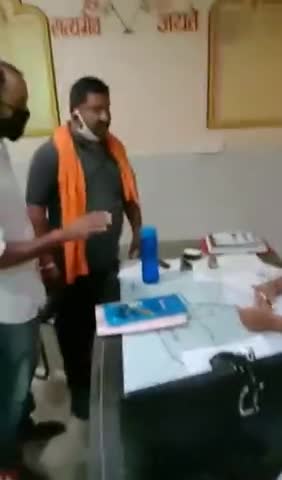 झुंझुनू: लोकसेवा ज्ञान मंदिर ट्रस्ट की ओर से मंडावा में जन आधार कार्ड के वितरण की मांग को लेकर पालिका ईओ को सौंपा ज्ञापन #eo