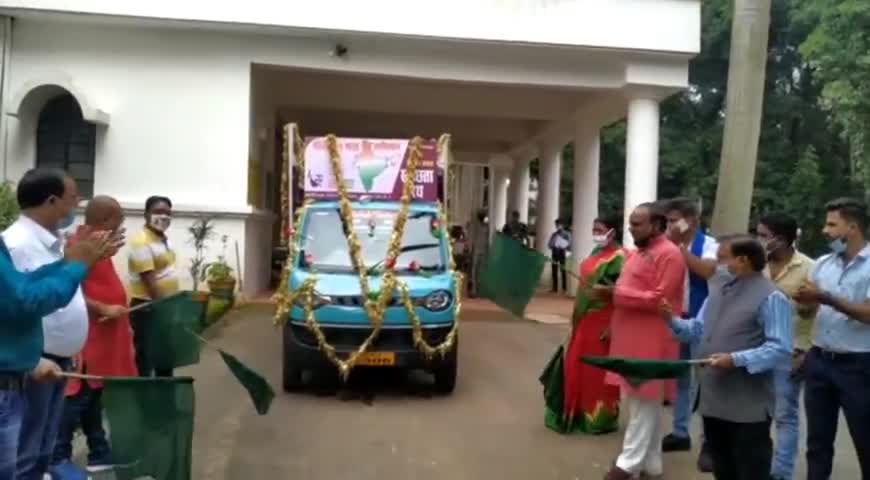 जशपुर: जिला पंचायत अध्यक्ष एवं कलेक्टर नेे स्वच्छता रथ को हरी झंडी दिखाकर किया रवाना #स्वच्छ_भारत_मिशन