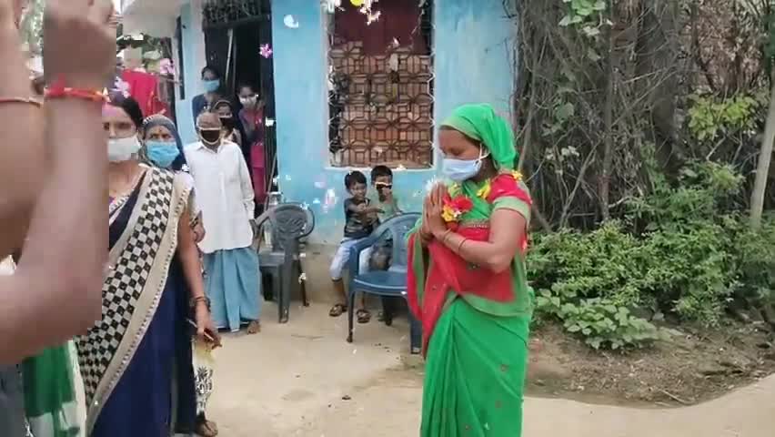 मयूरहंड: बेलखोरी में कोरोना को हराकर लौटी सहिया का सहकर्मियों व एएनएम ने किया फूल बरसाकर किया स्वागत #कोरोना #एएनएम