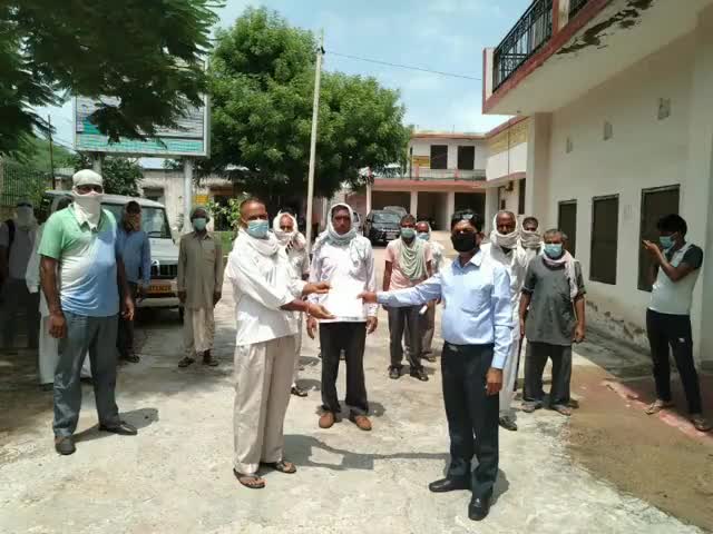खेतड़ी: डाडा फतेहपुरा ग्राम विकास अधिकारी को हटाने पर ग्रामीण हुए लामबंद, वापस लगाने की मांग को लेकर सौंपा ज्ञापन #vdo
