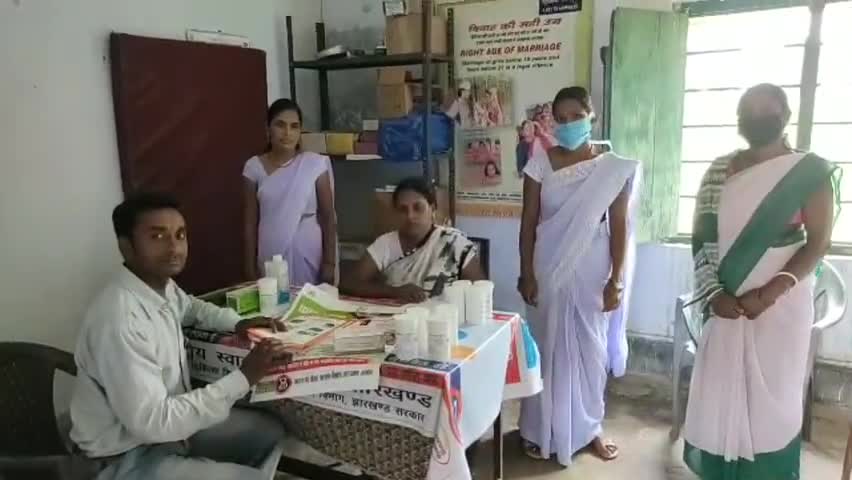 पत्थलगड्डा: पत्थलगड़ा में डोर टू डोर अभियान चलाकर बांटी जा रही है फाइलेरिया की दवा, एएनएम व सहिया दीदी कर रही कार्य #फाइलेरिया