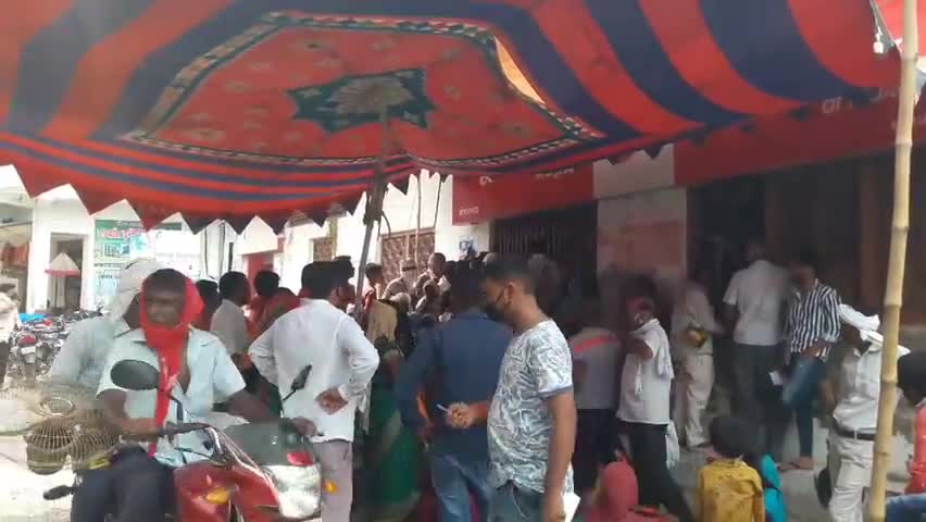 मेहनगर: नगर पंचायत मेंहनगर में यूनियन बैंक पर लोगों द्वारा नहीं किया गया सोशल डिस्टेंसिंग का पालन #सोशल_डिस्टेंस