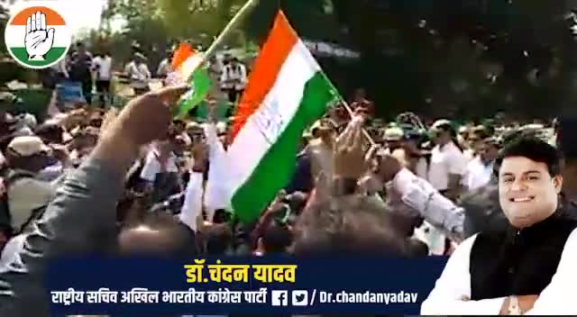 कंधों से मिलते हैं कंधे,कदमों से कदम मिलते हैं!
हम चलते हैं जब ऐसे तो दिल दुश्मन के हिलते हैं !
#टीम_चंदन_यादव
