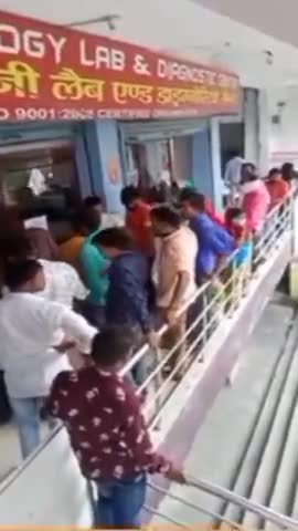 मलिहाबाद: मलिहाबाद स्थित निजी पैथोलॉजी के बाहर नहीं हो रहा सोशल डिस्टेंसिंग का पालन #सोशल_डिस्टेंस