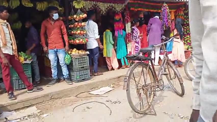 दुधि: बभनी में स्थित बाजार में कृष्ण जन्माष्टमी पर्व को लेकर लोग कोरोनाकाल को भी भूल गए।
देखे बभनी से #उमेश_कुमार की रिपोर्ट।