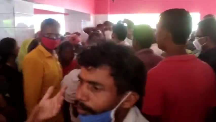हज़ारीबाग: डीलर पर कम राशन देने के आरोप में जांच के लिए चुरचू गांव पहुंचे अधिकारियों के साथ डीलरों ने बदसलूकी।
#hazaribagh #marpit