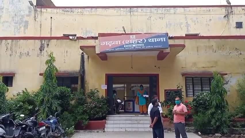 गढ़वा: सदर अस्पताल के कोविड-19 वार्ड से फरार कैदी को पुलिस ने किया गिरफ्तार, एसडीपीओ ने दी जानकारी #कैदी #गिरफ्तार