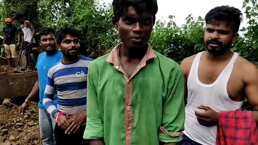 खालवा: खालवा ब्लाक के ग्राम सुकवा मैं गांव के युवा ने श्रमदान दीया 30 सालों से अभी तक मुख्य मार्ग से नहीं जोड़ा#news24 #aajnews