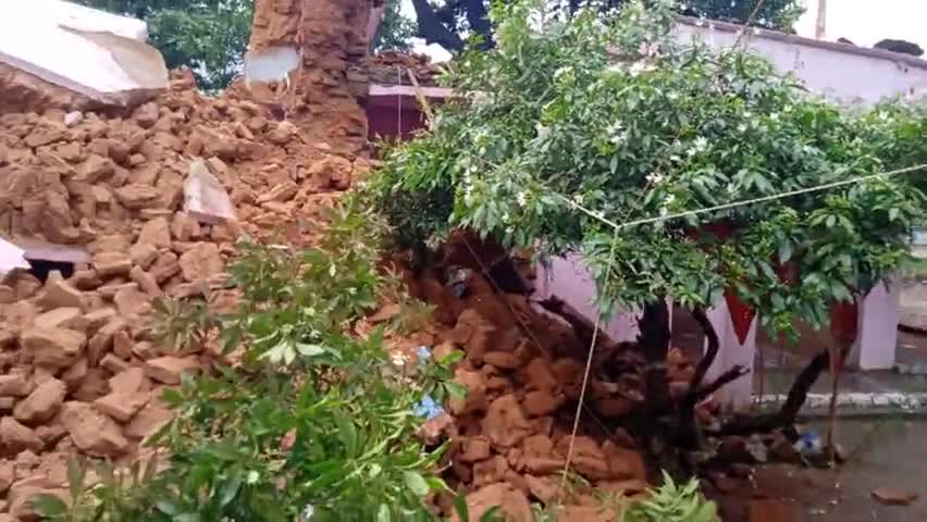 मधुबन: रसूलपुर मै 300 साल पुराना शिव मंदिर,रात में हुई बारिश कि वजह से गिरा, ﻿#maunews #mau police #sadhna news