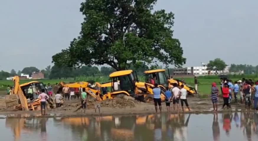 घोसी: तहसील के बोझी में दलदल में फंसी जेसीबी, घण्टों मशक्कत के बाद निकाली गई बाहर #जेसीबी