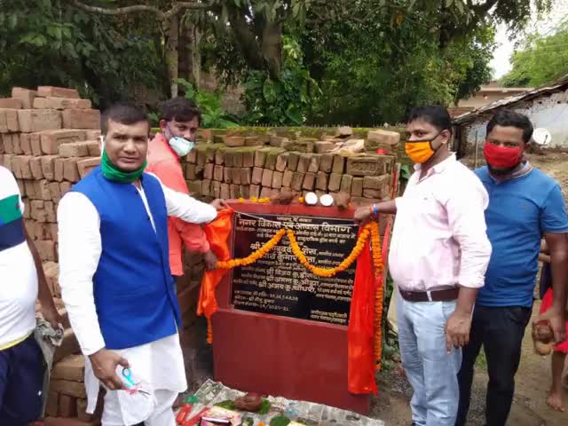 राजमहल: नगर पंचायत क्षेत्र के कई वार्डों में नगर पंचायत अध्यक्ष व उपाध्यक्ष ने विभिन्न योजनाओं का किया शिलान्यास #शिलान्यास