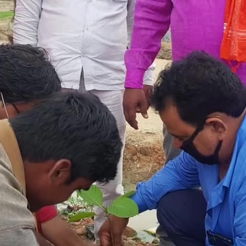 वृक्षारोपण करते छात्र नेता दीपक यादव एवं अन्य
#publickehiro