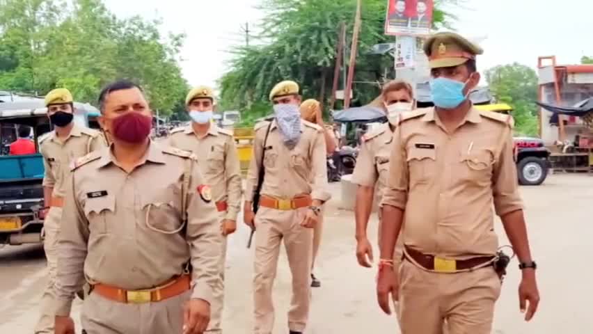 महोबा: कबरई व खन्ना पुलिस ने अपने-अपने क्षेत्र में पैदलगस्त कर लोगों से किया जनसंवाद, संदिग्धों से की गई पूछताछ #mahobapolice