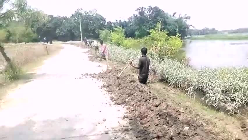 दरौंधा: शनिचरा टोला में पंचायत मुखिया बबीता देवी द्वारा कराई जा रही नल जल कार्य के लिए गड्ढे की खुदाई #नलजल