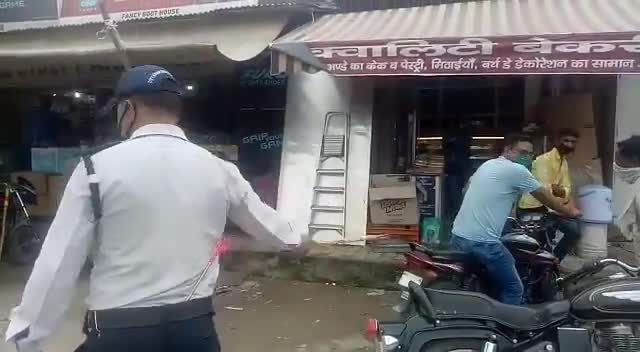 खटीमा: खटीमा पुलिस ने मास्क न लगाने व सोशल डिस्टेंस का उल्लंघन करने पर 12 लोगों के काटे चालान #चेकिंग_अभियान
