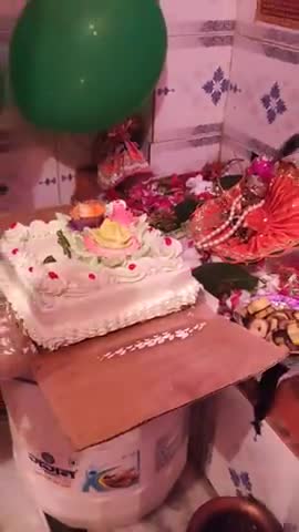 आंवला: ऑवला के मोहल्ला लठैता मे #cake काट कर कृष्णजन्माष्टमी मनाई गई #﻿#sunilsharma007l65 ﻿#agammorya