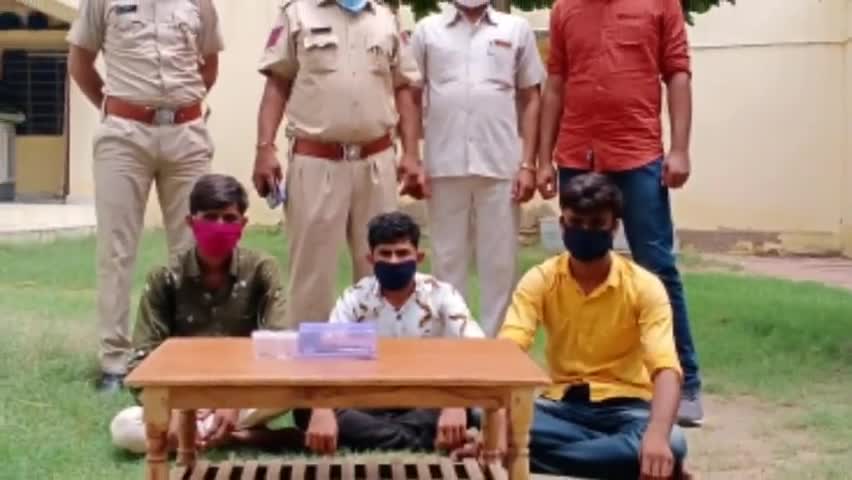 सायला: सायला पुलिस ने एक कार से अवैध पिस्टल व दो कारतूस के साथ तीन आरोपी किए गिरफ्तार #पुलिस #पिस्टल