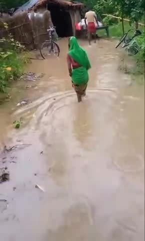 डलमऊ: डलमऊ,/ के ग्राम मुर्शिदाबाद में﻿@ कल देर रात सेतेज बारिश के कारण ###लोगों के घरों में घुस रहा है पानी 
#u रायबरेली