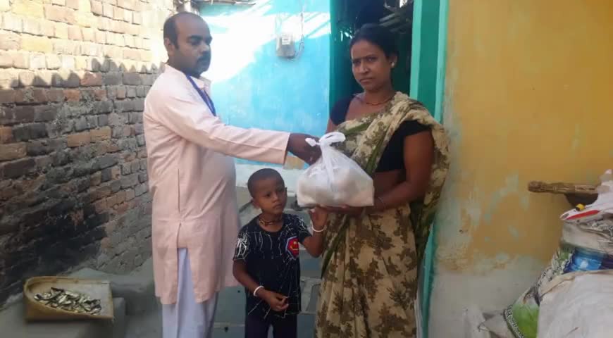 तिल्दा: लॉकडाउन में पब्लिक के हीरो बने तिल्दा निवासी प्रकाश मेघानी, जरूरतमंद लोगों तक पहुंचाई राशन सामग्री #public_ ke_hero