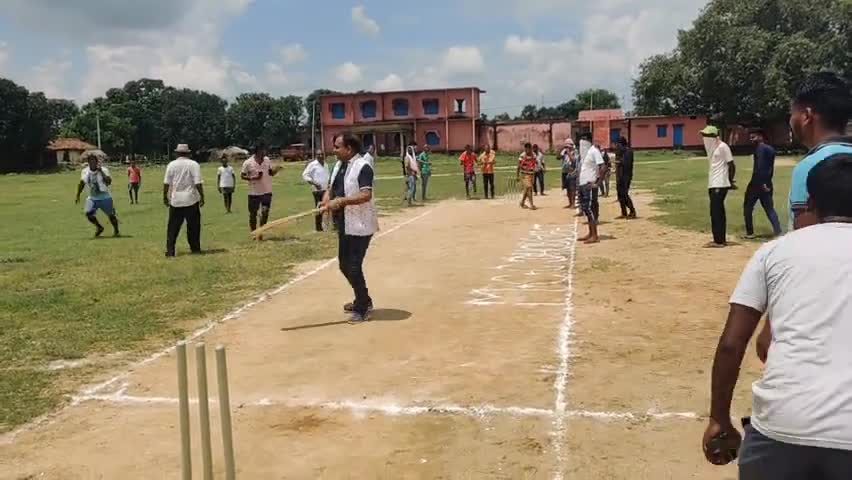 माँ काली क्रिकेट क्लब #धोबघट की ओर से आयोजित क्रिकेट टूर्नामेंट के उद्घाटन मैच में फीता काटकर शुभारम्भ करते !


#bjp4jam