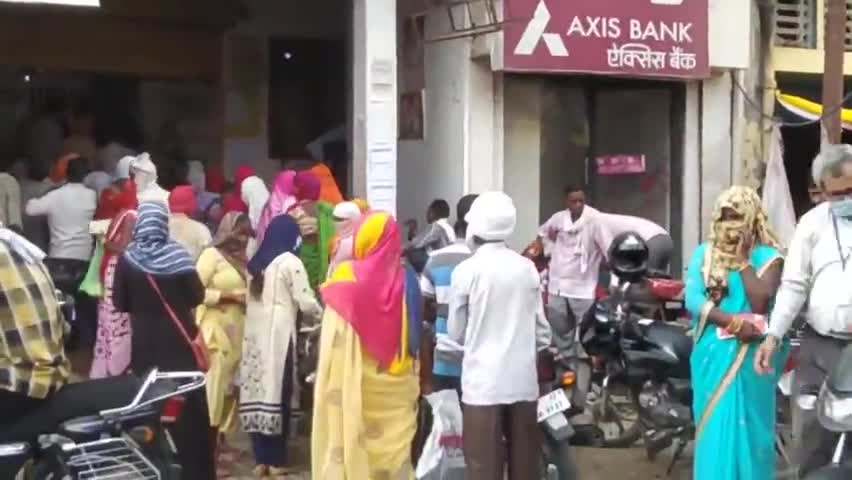 लालगंज: लालगंज के बैंकों में नहीं हो रहा सोशल डिस्टेंस का पालन।क्या लालगंज कोरोनावायरस मुक्त हो गया है?
#raebarelipolice