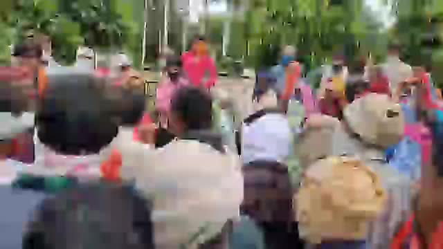हुज़ूर: मृतक विवेक कुशवाहा के परिजनों ने सोशल डिस्टेंसिंग की धज्जियां उड़ाते हुए किया एसपी ऑफिस का घेराव #सोशल_डिस्टेंसिंग