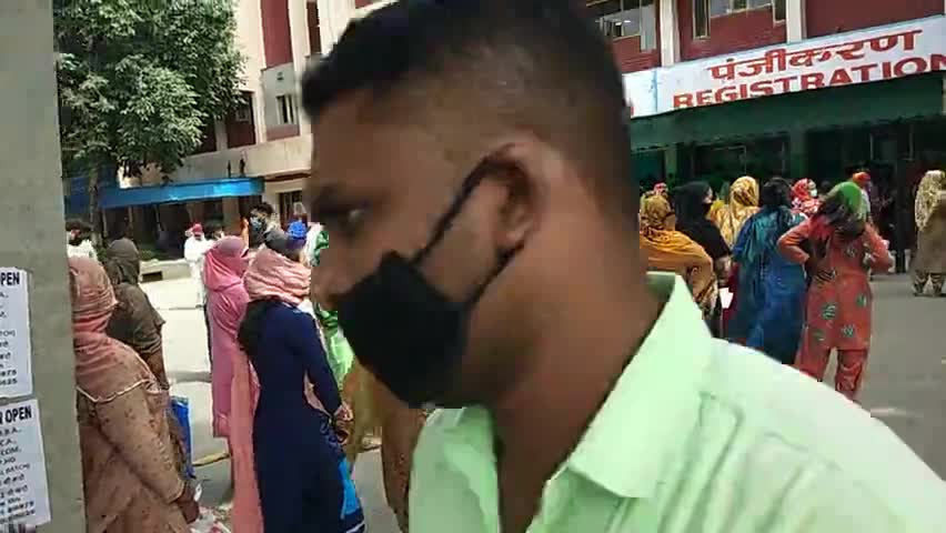 करनाल: नागरिक अस्पताल में स्टाफ की कमी के कारण मरीज परेशान, सोशल डिस्टेंस की उड़ रही धज्जियां #सोशल_डिस्टेंस