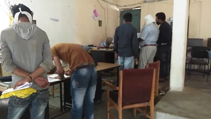 सोहागपुर: सोहागपुर थाने में नहीं हो रहा सोशल डिस्टेंसिंग का पालन, #जिम्मेदार हुए लापरवाह