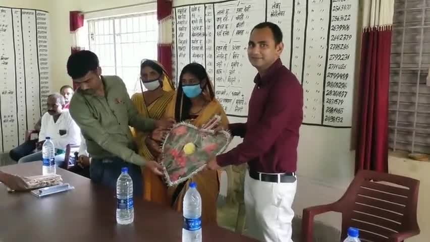 मयूरहंड: जेपीएससी में चयनित कदगांवाकला पंचायत सचिव को मुखिया ने गुलदस्ता व शॉल ओढ़ाकर किया सम्मानित, दी गई विदाई #jpsc