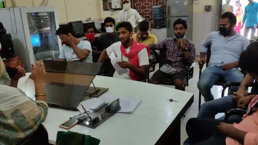 गोपालगंज के कमला राय कॉलेज की प्रधानाचार्य महोदय को कुंदन सिंह द्वारा ज्ञापन सौंपा गया।।
#independance_day