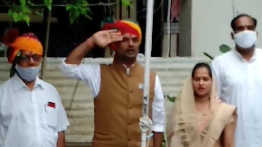 प्रतापगढ़: स्वतंत्रता दिवस पर नगर परिषद में सभापति और आयुक्त ने किया ध्वजारोहण #आयुक्त