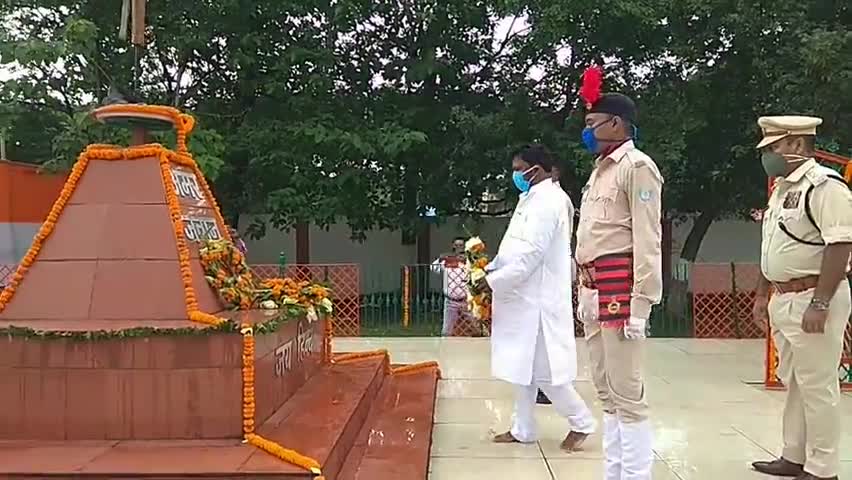 चास: सेक्टर 12 स्थित पुलिस लाइन मैदान में शिक्षा मंत्री जगरनाथ महतो ने किया झंडोत्तोलन  #झंडोत्तोलन