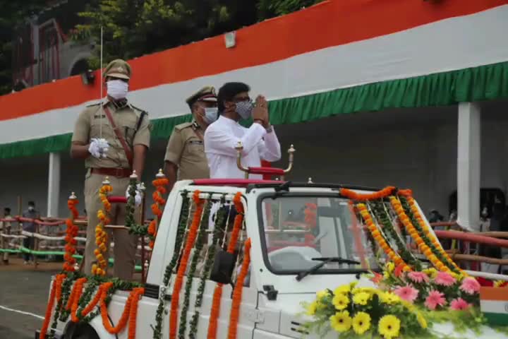कांके: झंडोतोलन के बाद सीएम हेमन्त सोरेन ने किया मोहराबादी मैदान में परेड का निरीक्षण #हेमन्त_सोरेन