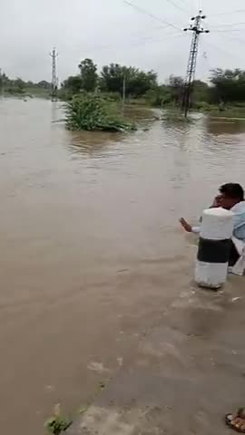 चाकसू: चाकसू मैं ढूंढ नदी का जल का प्रकोप#पुलिया के ऊपर से जा रहा है पानी