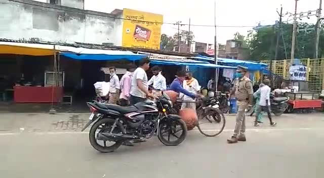 फर्रुखाबाद: कमालगंज थाना पुलिस ने तिराहे पर चलाया चेकिंग अभियान, कई बाइक चालकों के काटे चालान #चेकिंग_अभियान