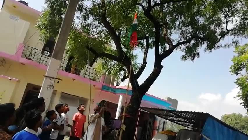 डलमऊ: अपने ग्राम में 15 अगस्त के अवसर पर सभी लोगों के साथ मिलकर मेरे पिताजी झंडा फहराते हुए।
जय हिंद    
#इंजी. बबलू सिंह
